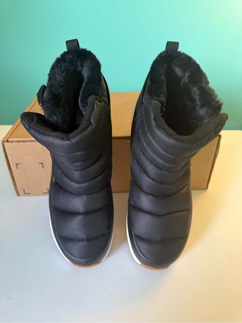 NEW The North Face Women’s Black Quilted Slip-in Ankle Snow Boots - Picture 2 of 10